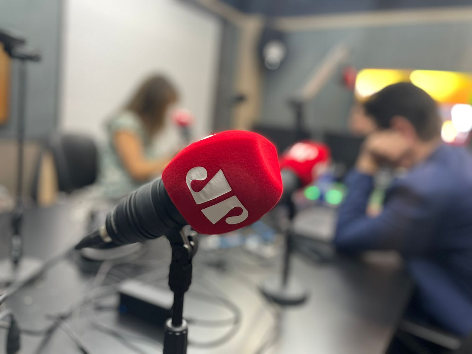 Um ano depois da estreia, Jovem Pan News cresce continuamente e conquista posições de liderança em Curitiba 