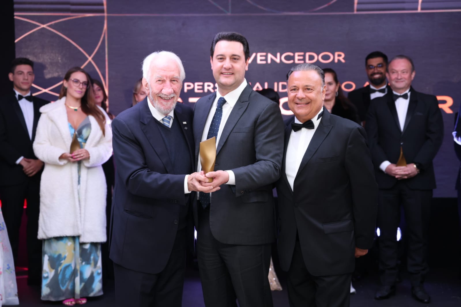 Governador Ratinho Júnior recebe Troféu Mário Petrelli como Personalidade TOPVIEW de 2023